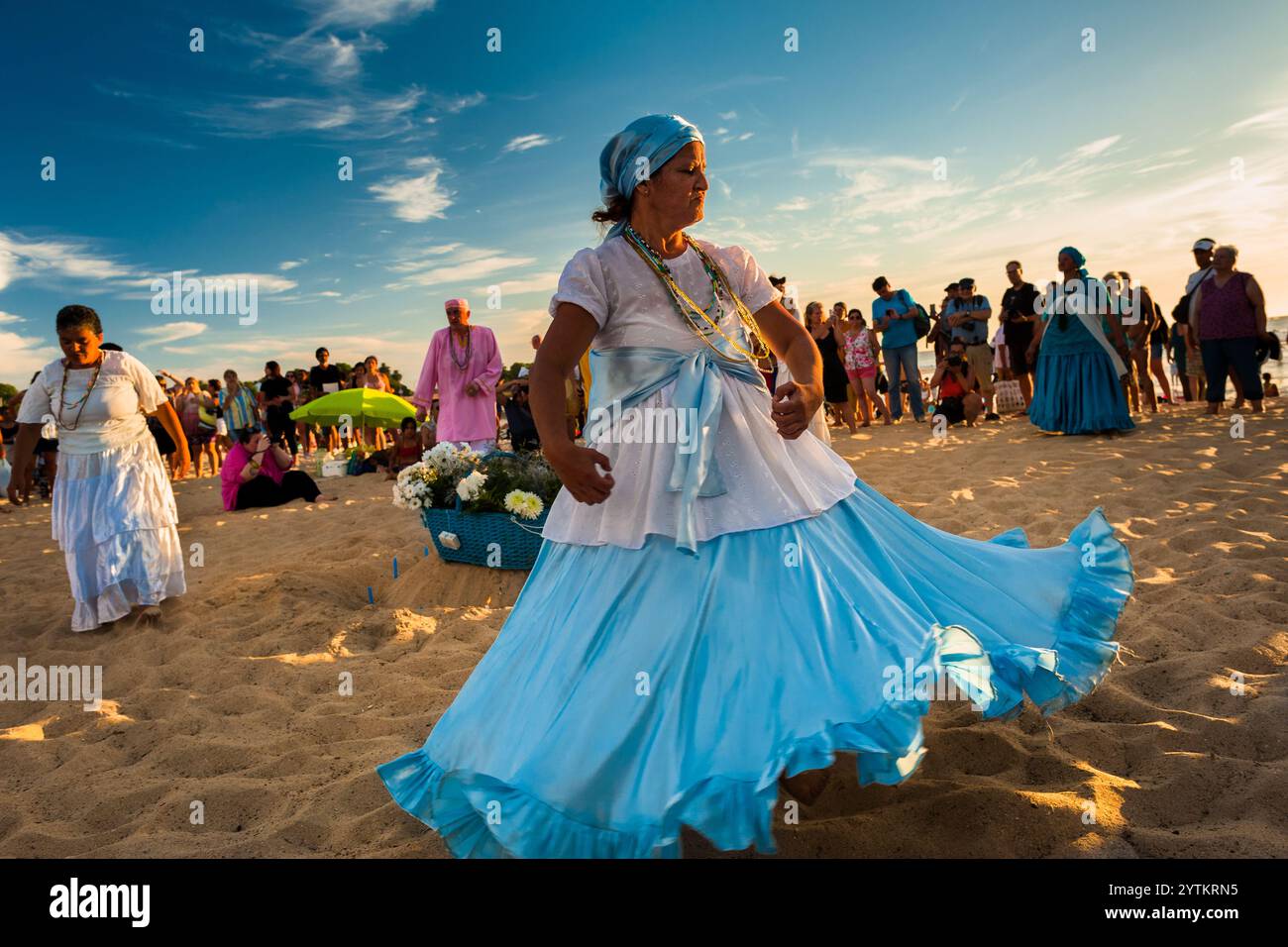 Les dévots d'Umbanda dansent autour de l'autel temporaire pour rendre hommage à la déesse Yemanjá lors d'une cérémonie rituelle à Montevideo, Uruguay. Banque D'Images