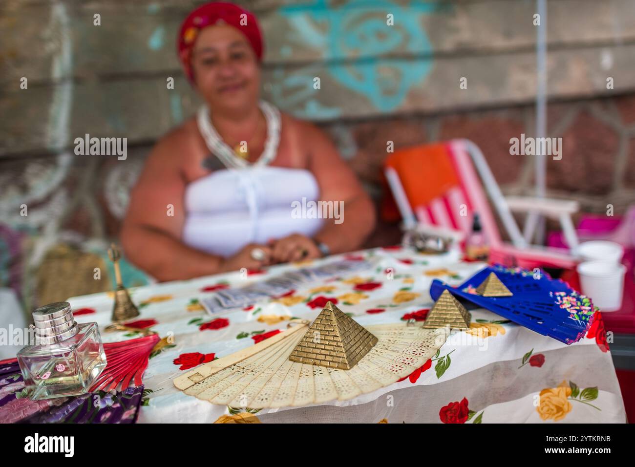 Une femme uruguayenne offre des services ésotériques lors d'une célébration en l'honneur de la déesse Yemanjá à Montevideo, Uruguay. Banque D'Images
