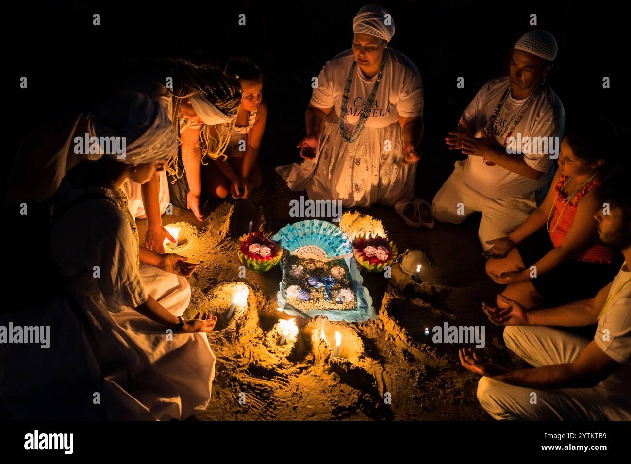 Les dévots de l'Umbanda, la tradition religieuse afro-uruguayenne, prient autour de l'autel temporaire en l'honneur de la déesse Yemanjá à Montevideo, en Uruguay. Banque D'Images Les dévots de l'Umbanda, la tradition religieuse afro-uruguayenne, prient autour de l'autel temporaire en l'honneur de la déesse Yemanjá à Montevideo, en Uruguay. Banque D'Images
