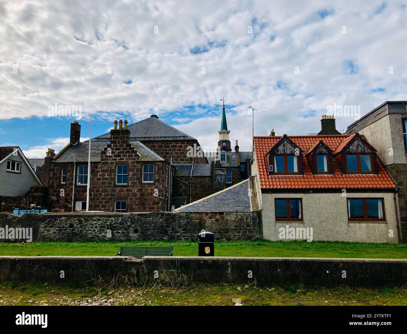 Maisons dans la ville écossaise de Stonehaven, Écosse - Image de stock capturée avec un smartphone