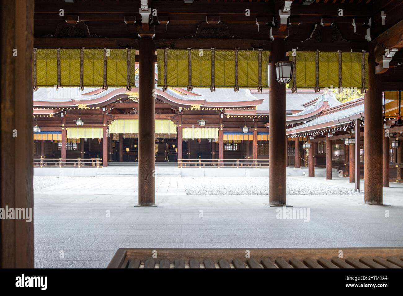 Cour intérieure d'un temple japonais, sanctuaire. Piliers en bois suport un couloir couvert, architecture traditionnelle Banque D'Images