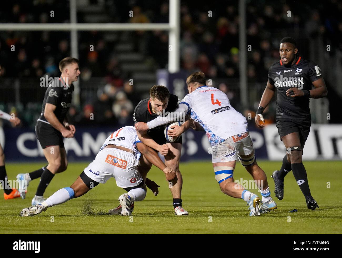Theo Dan des Saracens (au centre) est affronté par Alulutho Tshakweni des Vodacom Bulls (à gauche) et Ruan Vermaak (à droite) lors du match de la Coupe des Champions Investec au StoneX Stadium de Londres. Date de la photo : samedi 7 décembre 2024. Banque D'Images