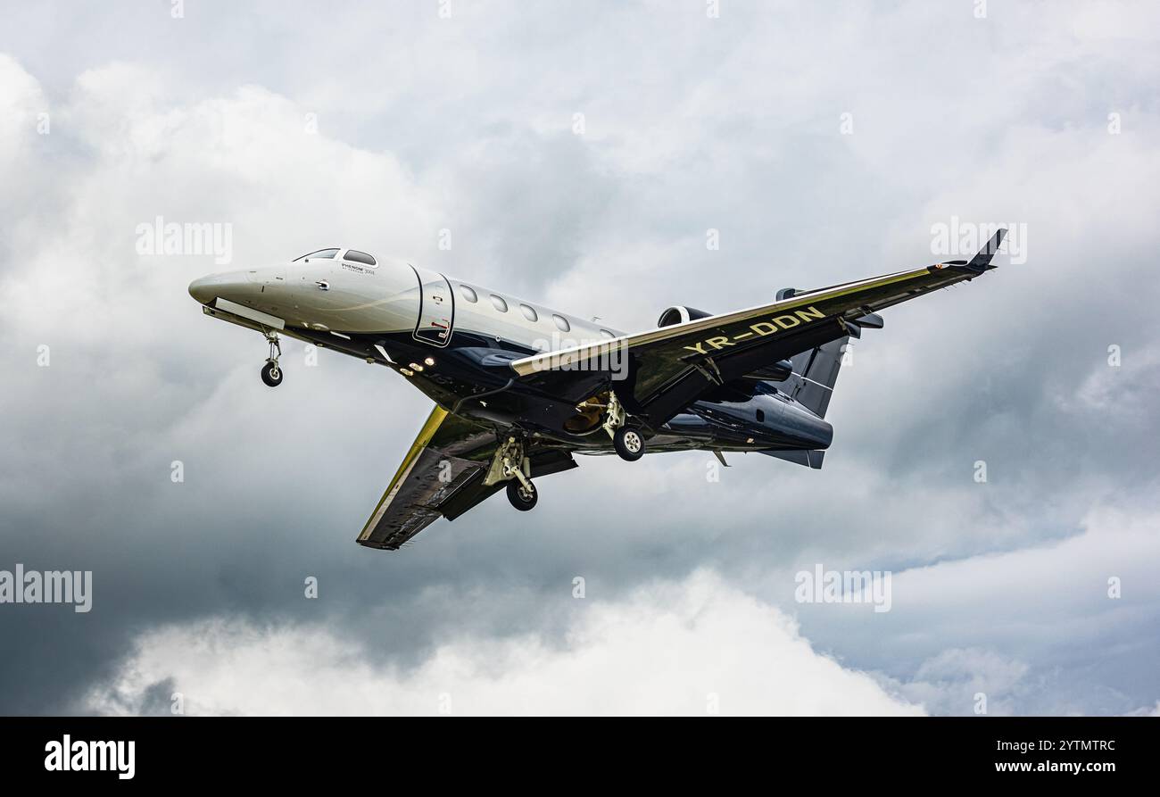 Zurich, Suisse, 12 juin 2024 : un Embraer Phenom 300 de Tiriac Air est en approche finale de l'aéroport de Zurich. Enregistrement YR-DDN. (Photo par Un Banque D'Images