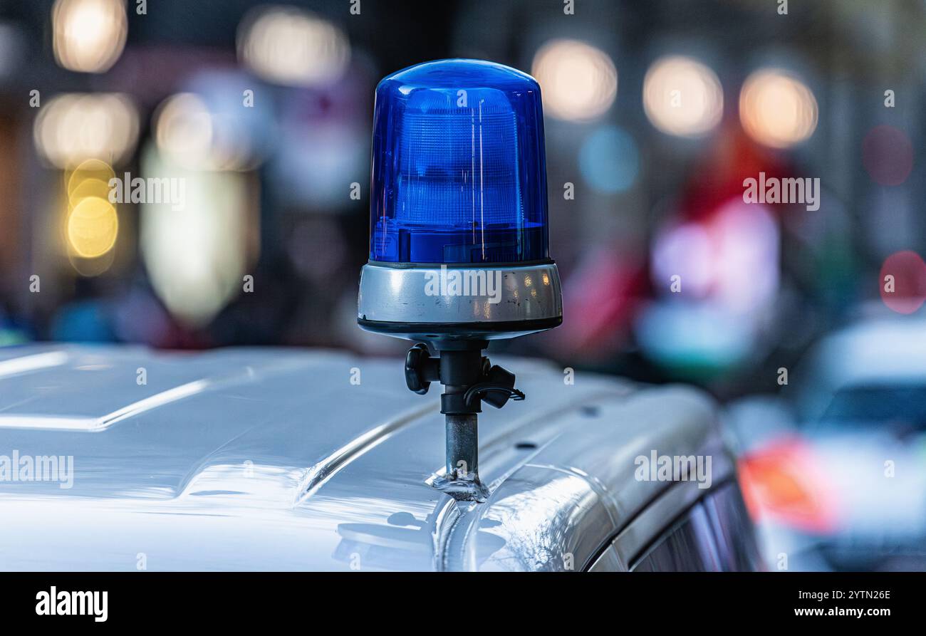 Zürich, Suisse, 16 novembre 2024 : une lumière bleue sur un véhicule de police pendant une manifestation pro-palestinienne. (Photo Andreas Haas/dieBildmanufaktur) Banque D'Images