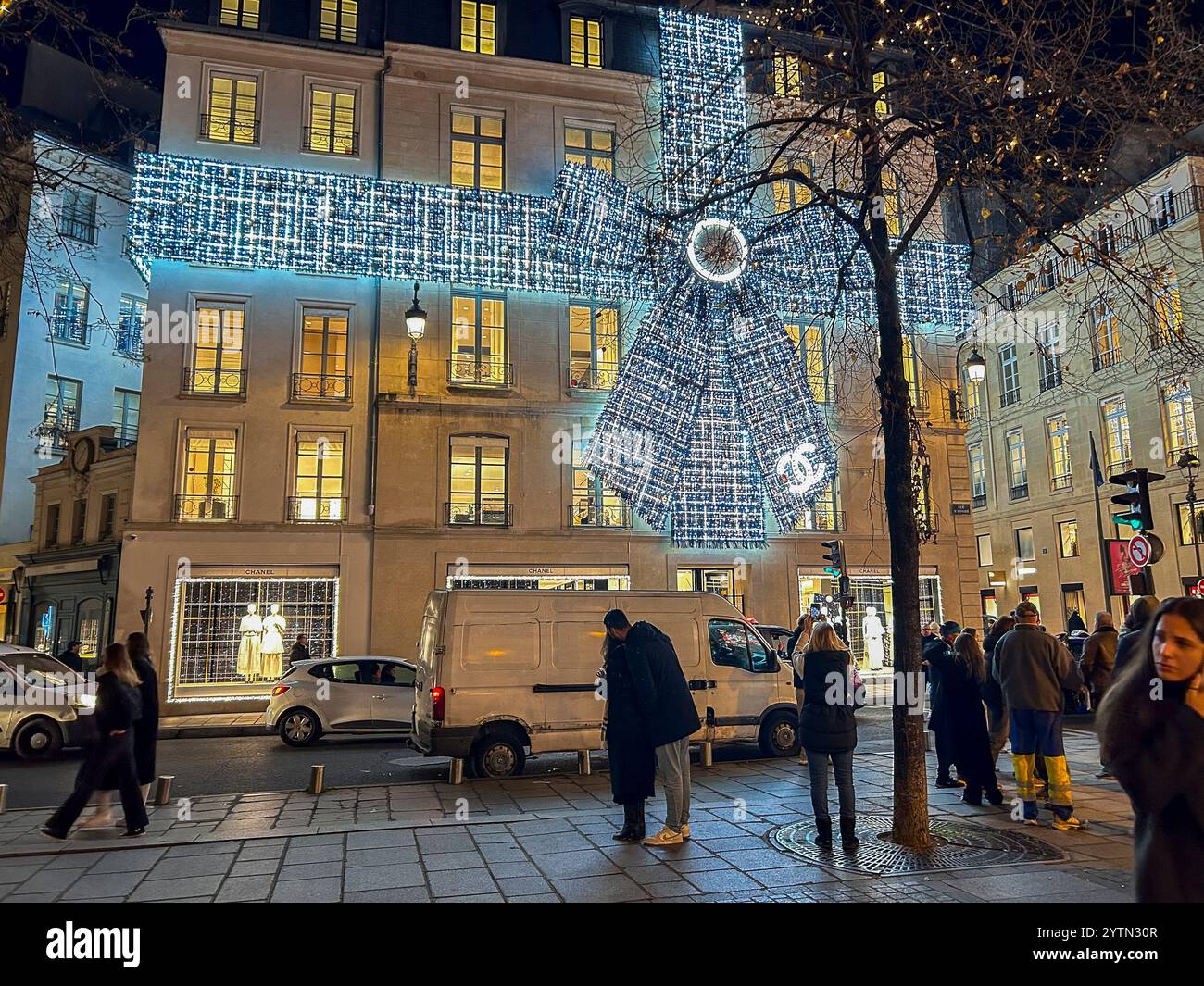 Paris, France, les gens de foule, les touristes, visiter le marché de Noël local sur la rue, Front de Chanel magasin, avec lumières décoratives, la nuit, rue SCE Banque D'Images