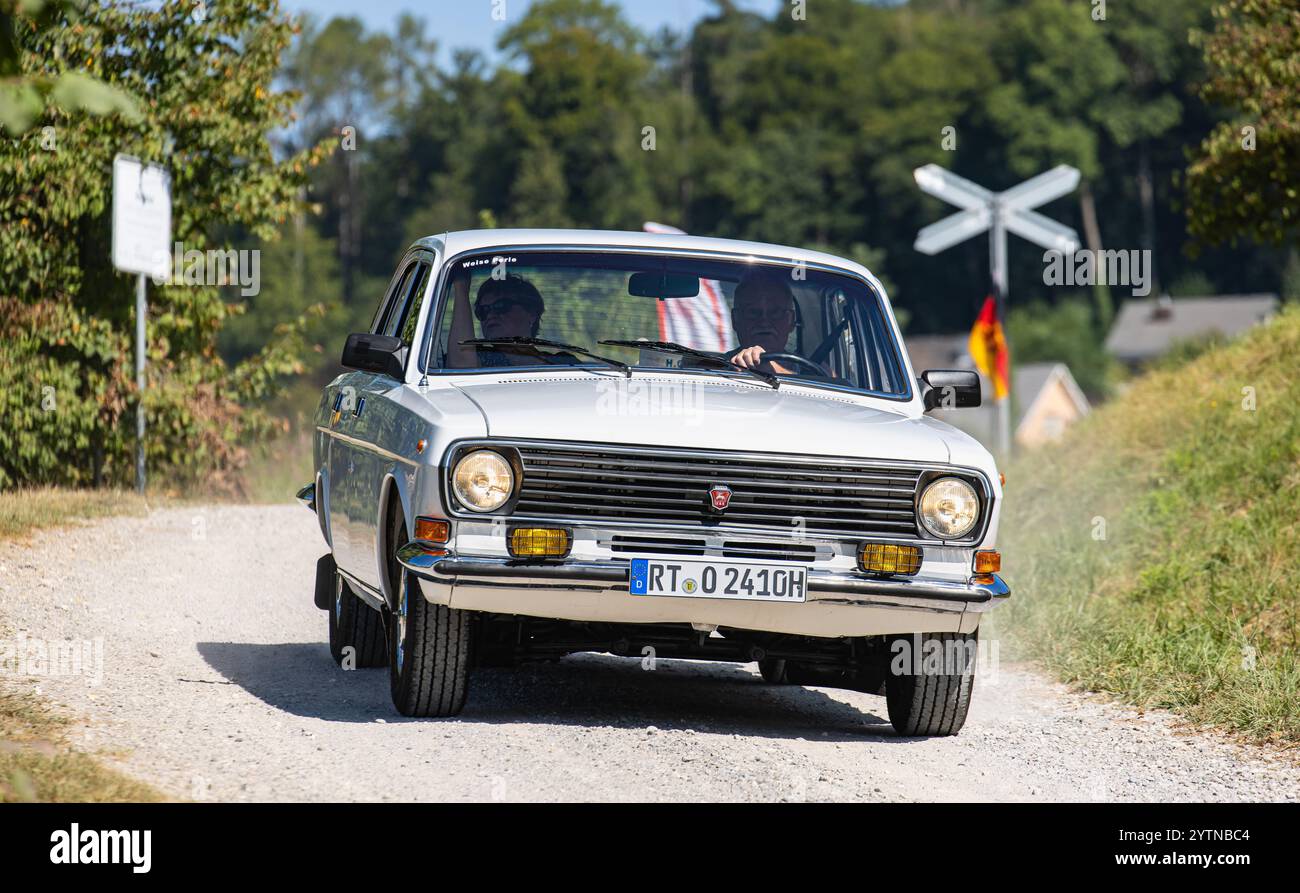 Hüntwangen, Suisse, 24 août 2024 : un gaz 24-10 arrive à la réunion Trabi. Le véhicule de fabrication soviétique a été produit jusqu'en 1992. (Photo par Andreas Haa Banque D'Images