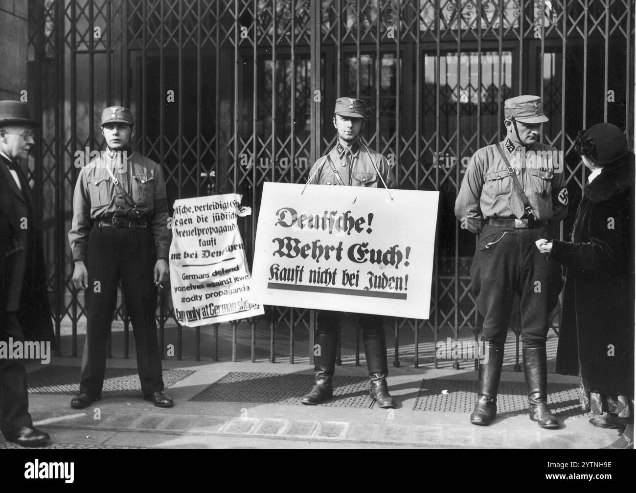 Berlin, avril 1933. Les membres du NSDAP prennent des troupes d'assaut avec des affiches anti-juives devant le grand magasin Tietz fermé. Photographie d'archive de l'augmentation de l'antisémitisme en Europe dans les années 1930 Source : Archives numériques nationales polonaises Banque D'Images