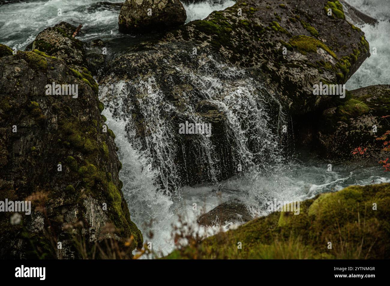 Fin août à Olden : ciel nuageux, cascades pointues gelées à mi-courant, capturées sur le sentier menant au glacier Briksdal dans les fjords à couper le souffle de Norvège. Banque D'Images
