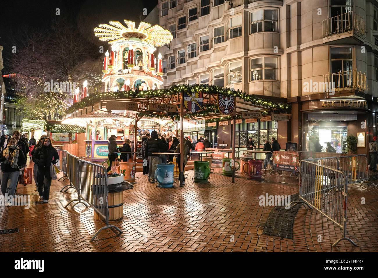 Victoria Square, Birmingham, 7 décembre 2024 - le marché de Francfort à Birmingham était plus calme qu'un samedi soir habituel car beaucoup ont écouté les conseils de rester à l'intérieur. Par rapport à vendredi, les bars étaient pratiquement vides car ceux qui s'aventuraient étaient trempés par la pluie battante et secoués par des vents violents. Crédit : British News and Media/Alamy Live News Banque D'Images