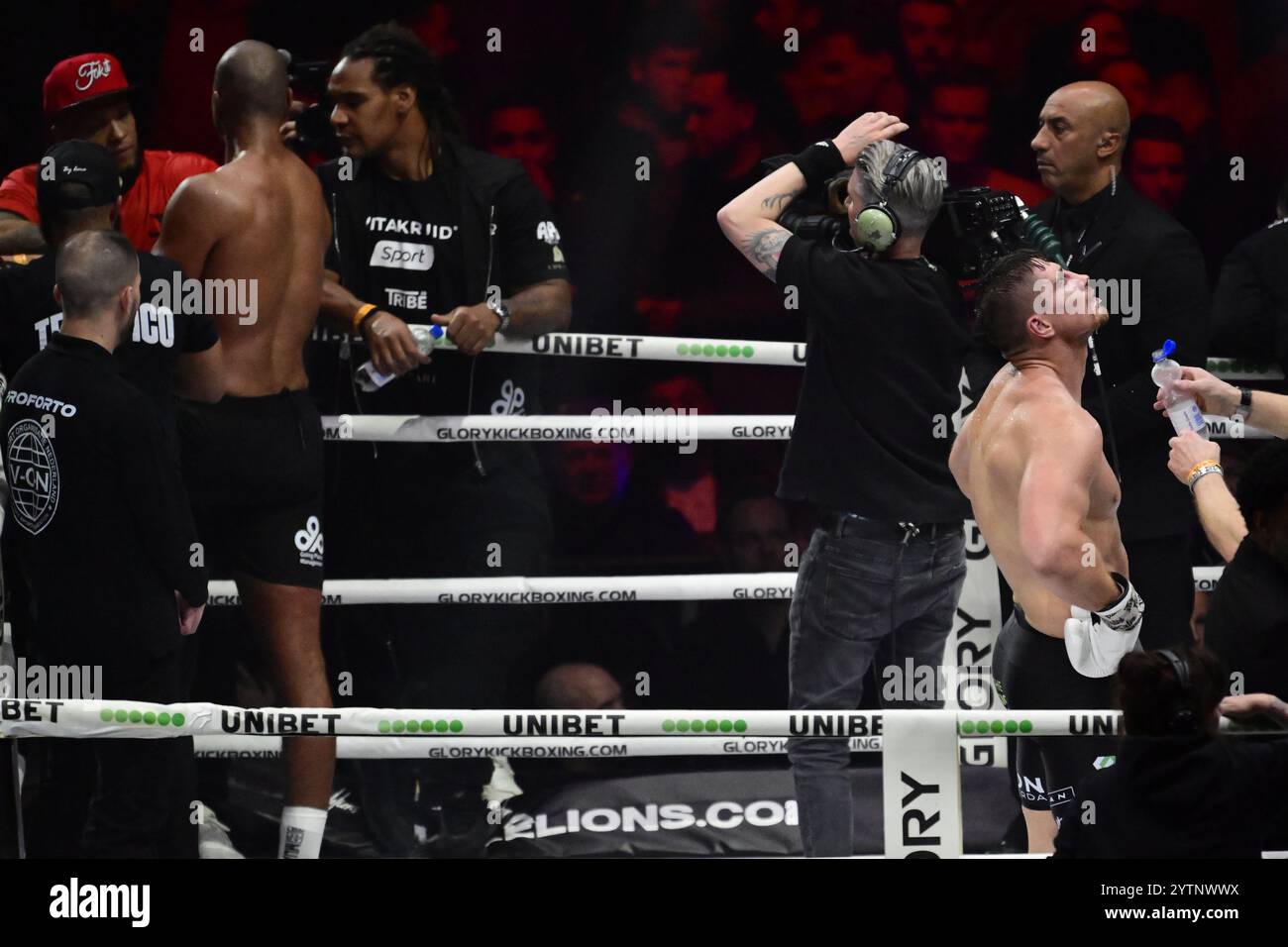 ARNHEM - le Kickboxer Rico Verhoeven remporte son match contre Levi Rigters lors de la Glory collision 7 au Gelredome. ANP OLAF FISSURE Banque D'Images