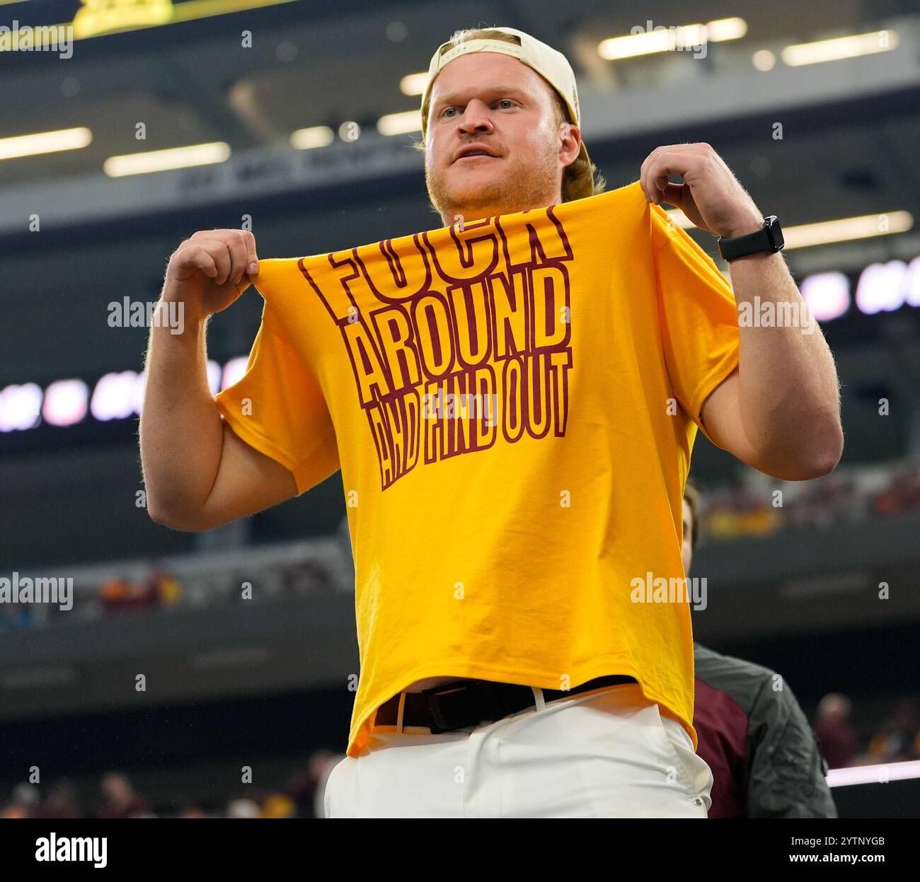 Arlington, Texas, États-Unis. 7 décembre 2024. Un fan de l'Arizona State applaudit pendant la seconde moitié du match de football Big 12 Championship entre les Sun Devils de l'Arizona State et les Iowa State cyclones le 7 décembre 2024 à Arlington, Texas. Arizona State Won, 45-19. (Crédit image : © Scott Coleman/ZUMA Press Wire) USAGE ÉDITORIAL SEULEMENT! Non destiné à UN USAGE commercial ! Banque D'Images