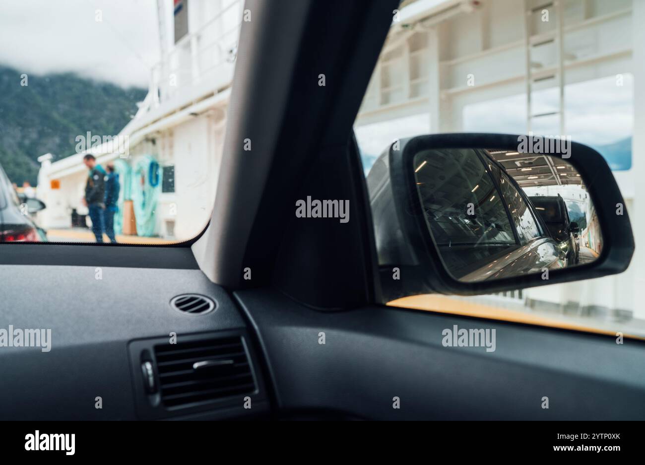 À l'intérieur de la voiture à bord du ferry norvégien, entouré d'autres véhicules et campeurs. Capturez l'essence du voyage et de l'aventure. Voyage et location de voiture Banque D'Images