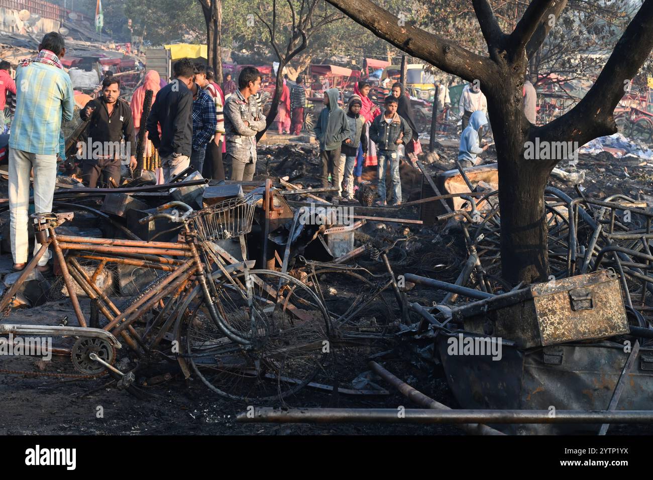 New Delhi, Inde. 07 décembre 2024. NEW DELHI, INDE - 6 DÉCEMBRE : un incendie s'est déclaré à Rani Garden, colonie de Geeta, endommageant 7-8 huttes et entrepôts à proximité, le 6 décembre 2024 à New Delhi, Inde. Aucun blessé ou victime n'a été signalé jusqu'à présent, a déclaré un responsable. Un total de 12 appels d'offres d'incendie sont présents sur place pour éteindre le feu, a déclaré l'officier. Les pompiers ont maîtrisé l'incendie à 3h25 DU MATIN, et les opérations de refroidissement ont été achevées à 4h10 DU MATIN, rétablissant la normalité dans la zone. (Photo de Sonu Mehta/Hindustan Times/Sipa USA ) crédit : Sipa USA/Alamy Live News Banque D'Images