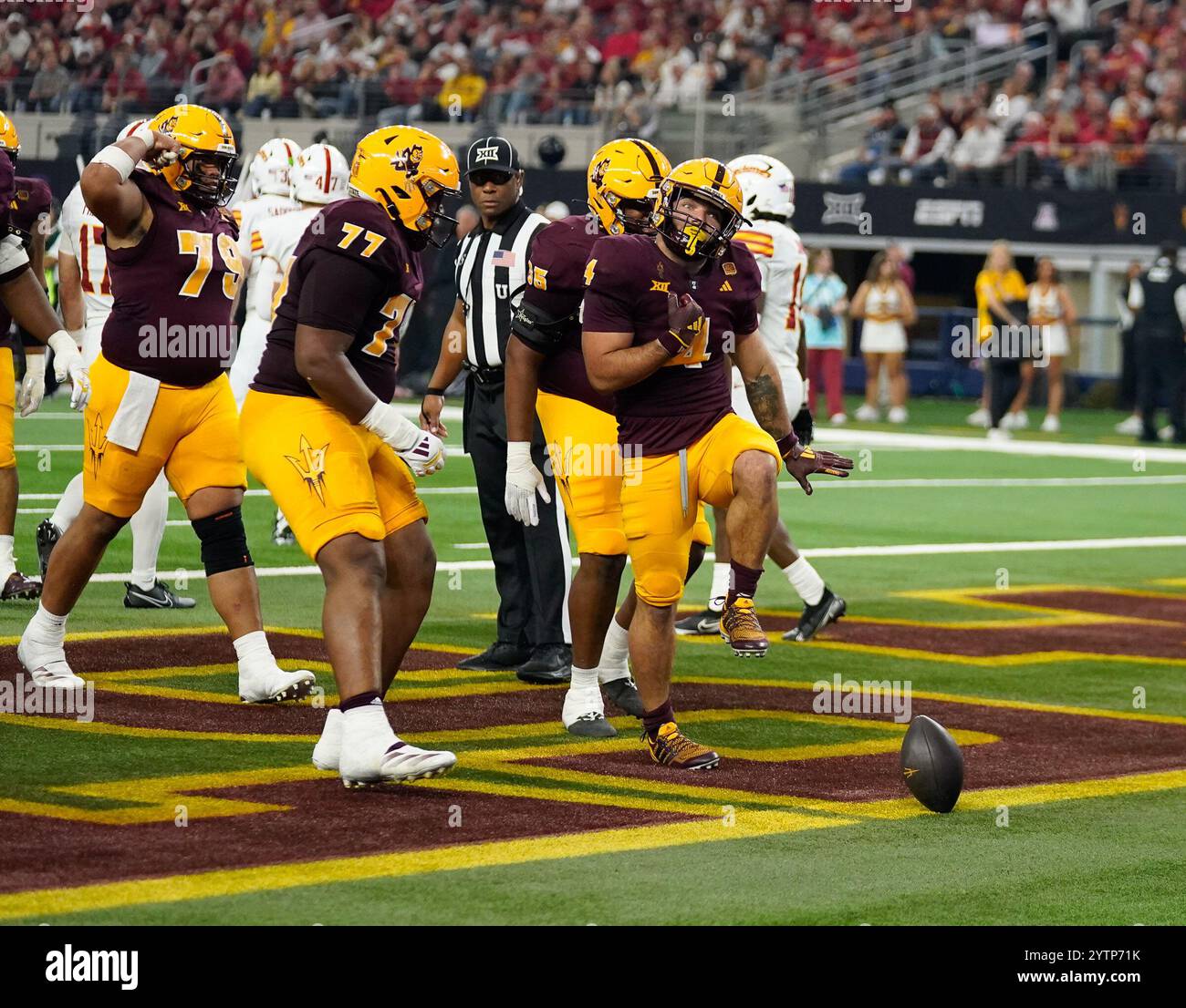 Arlington, États-Unis. 07 décembre 2024. Arizona State Sun Devils Running Back CAM SKATTBO (4)(C) frappe une pose Heisman après une course de touchdown pendant la première moitié du match du Big XII Championship entre les Arizona State Sun Devils et les Iowa State cyclones le 7 décembre 2024 au AT&T Stadium d'Arlington, Texas. (Photo par : Jerome Hicks/Sipa USA) crédit : Sipa USA/Alamy Live News Banque D'Images