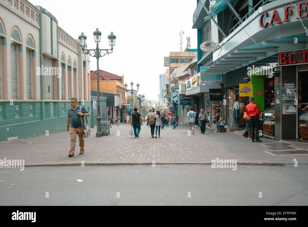 San José, Costa Rica, 27.4,2023, les gens sur la route principale de la ville, animée de touristes, de travailleurs et de magasins. Journée ensoleillée dans la capitale Banque D'Images