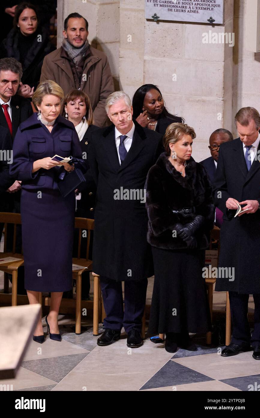 Paris, France. 07 décembre 2024. La reine Mathilde de Belgique, le roi Philippe de Belgique, la grande-duchesse Maria Teresa, le grand-duc Henri de Luxembourg assistent à la cérémonie d'ouverture des portes lors de la cérémonie officielle de réouverture de la cathédrale notre-Dame de Paris, France, le 7 décembre 2024, après plus de cinq ans de travaux de reconstruction après l'incendie d'avril 2019. Photo Dominique Jacovides/Pool/ABACAPRESS. COM Credit : Abaca Press/Alamy Live News Banque D'Images