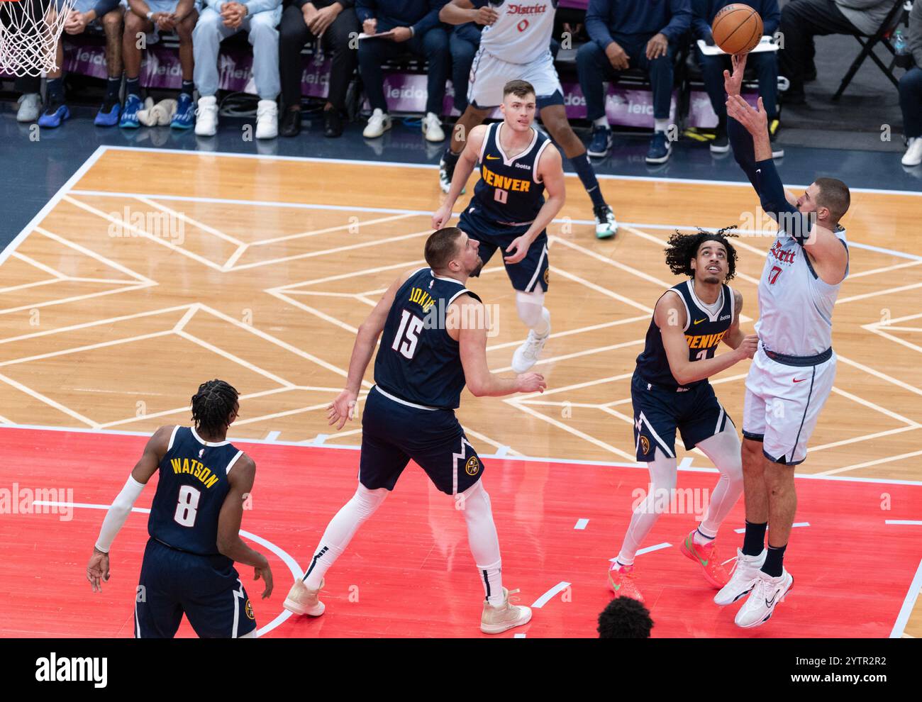 Washington, États-Unis. 07 décembre 2024. WASHINGTON, DC - 07 DÉCEMBRE : le centre des Washington Wizards Jonas Valanciunas (17 ans) envoie un long tir lors d'un match NBA entre les Washington Wizards et les Denver Nuggets, le 07 décembre 2024, à Capital One Arena, à Washington, DC. (Photo de Tony Quinn/SipaUSA) crédit : Sipa USA/Alamy Live News Banque D'Images