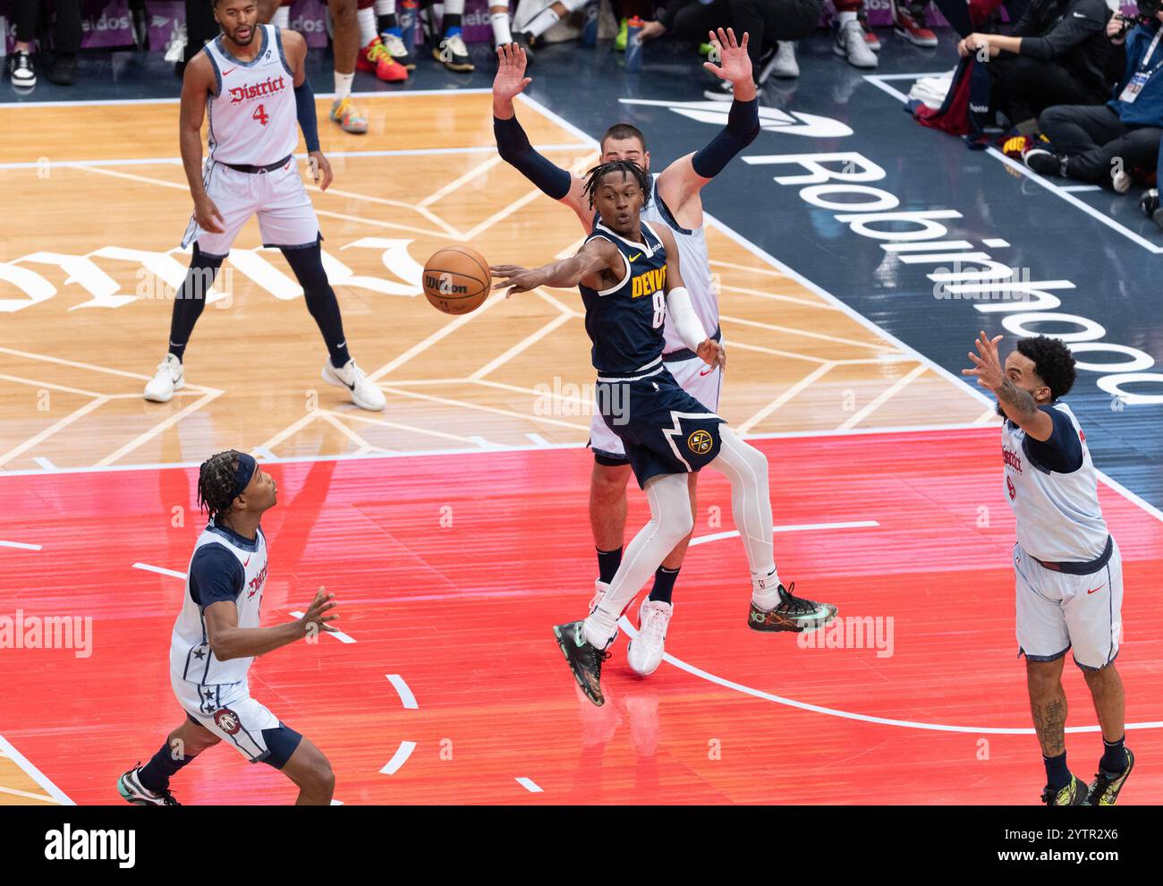 Washington, États-Unis. 07 décembre 2024. WASHINGTON, DC - 07 DÉCEMBRE : L'attaquant des Nuggets de Denver Peyton Watson (8) se retourne pour envoyer une longue passe lors d'un match NBA entre les Wizards de Washington et les Nuggets de Denver, le 07 décembre 2024, au Capital One Arena, à Washington, DC. (Photo de Tony Quinn/SipaUSA) crédit : Sipa USA/Alamy Live News Banque D'Images