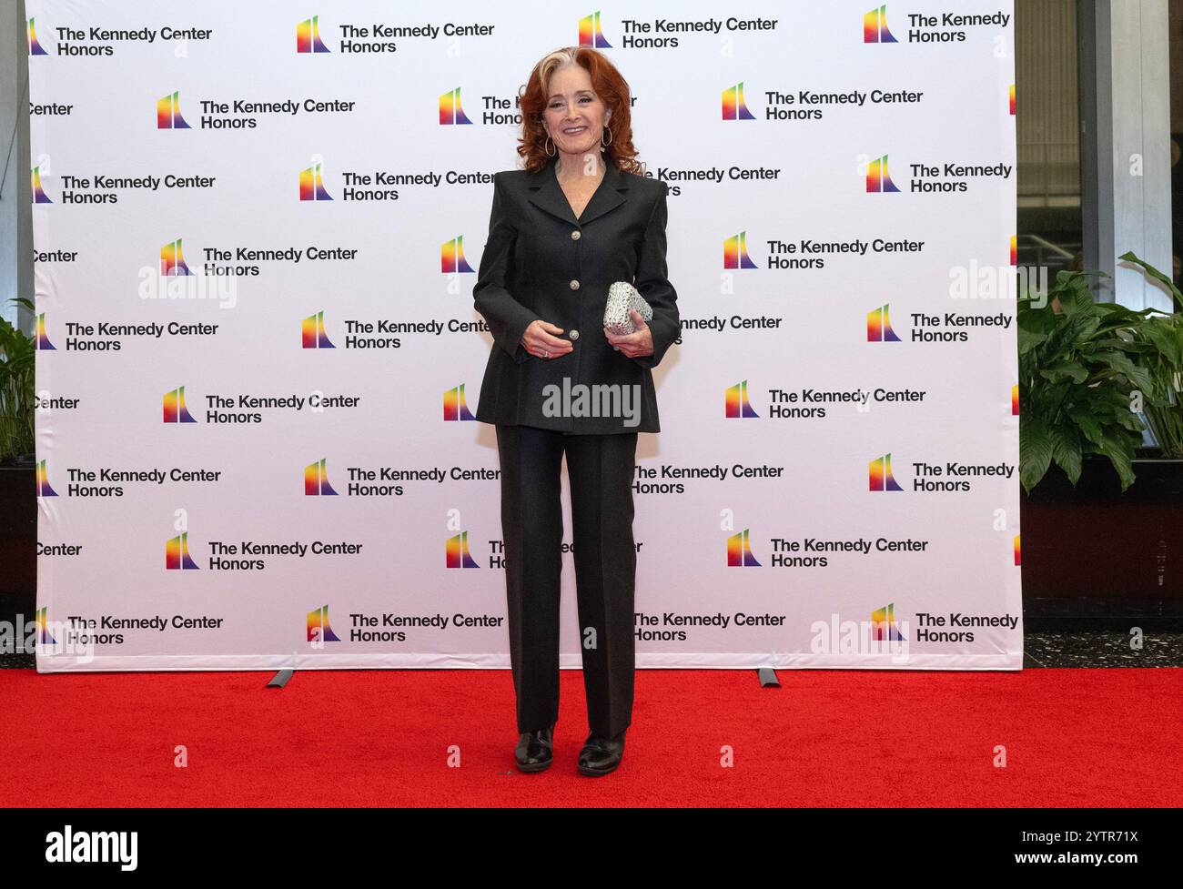 Bonnie Raitt, chanteuse-compositrice et guitariste de blues rock, arrive pour la cérémonie du médaillon honorant les récipiendaires du 47e Kennedy Center Honors annuel au Département d'État des États-Unis à Washington, DC le samedi 7 décembre 2024. Les lauréats de 2024 sont : le réalisateur et cinéaste de renom Francis Ford Coppola, le légendaire groupe de rock américain The Grateful Dead (Mickey Hart, Bill Kreutzmann, Phil Lesh, Bobby Weir), chanteur-compositeur-interprète et guitariste de blues rock Bonnie Raitt trompettiste, pianiste et compositeur Arturo Sandoval et The Apollo, qui recevront une distinction spéciale en tant d'emblématique Banque D'Images