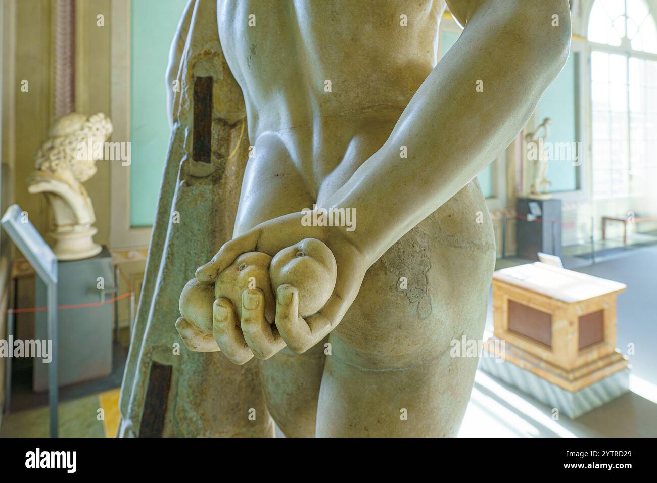 Florence, Italie, 4 janvier 2024 : pommes Farnese Hercule, Galerie des Offices Banque D'Images