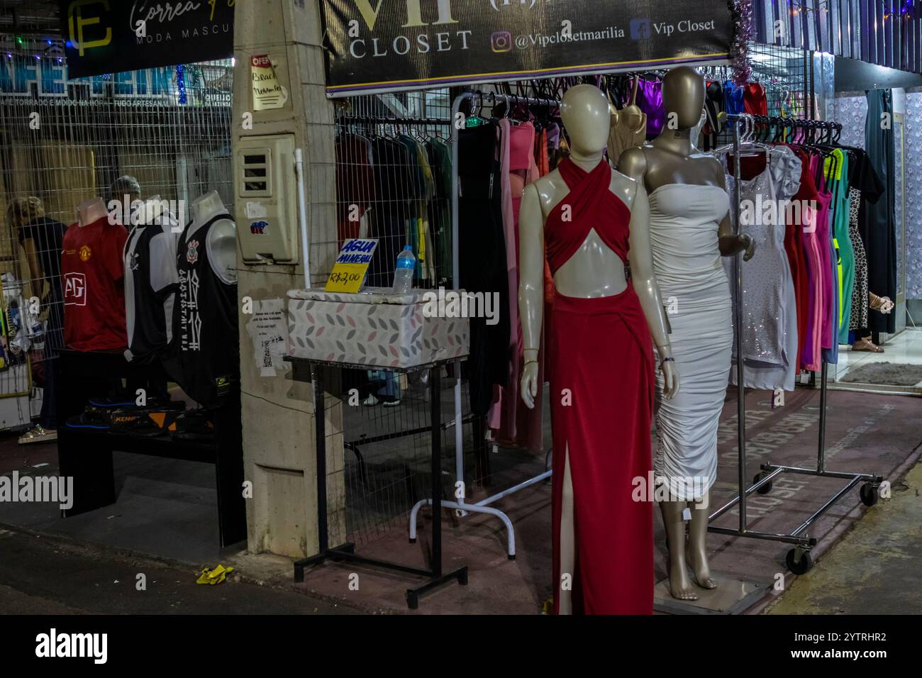 Marilia, Sao Paulo, Brésil, 6 décembre 2024. Mouvement nocturne dans le commerce populaire pour le shopping de Noël dans le centre-ville de Marilia Banque D'Images