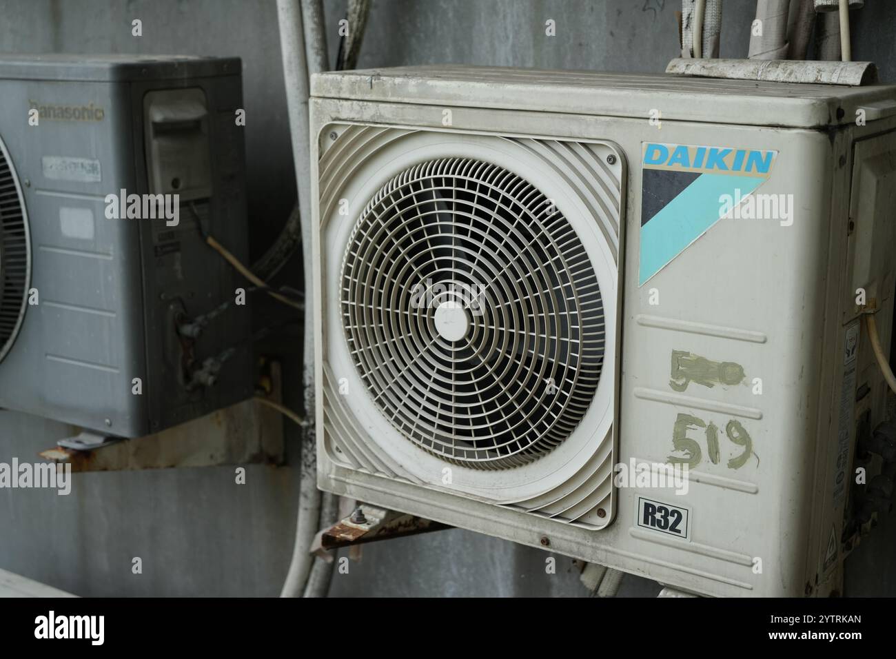 Jakarta, Indonésie- 22 novembre 2024 : ancienne unité de Daikin AC unité extérieure à l'extérieur. Banque D'Images