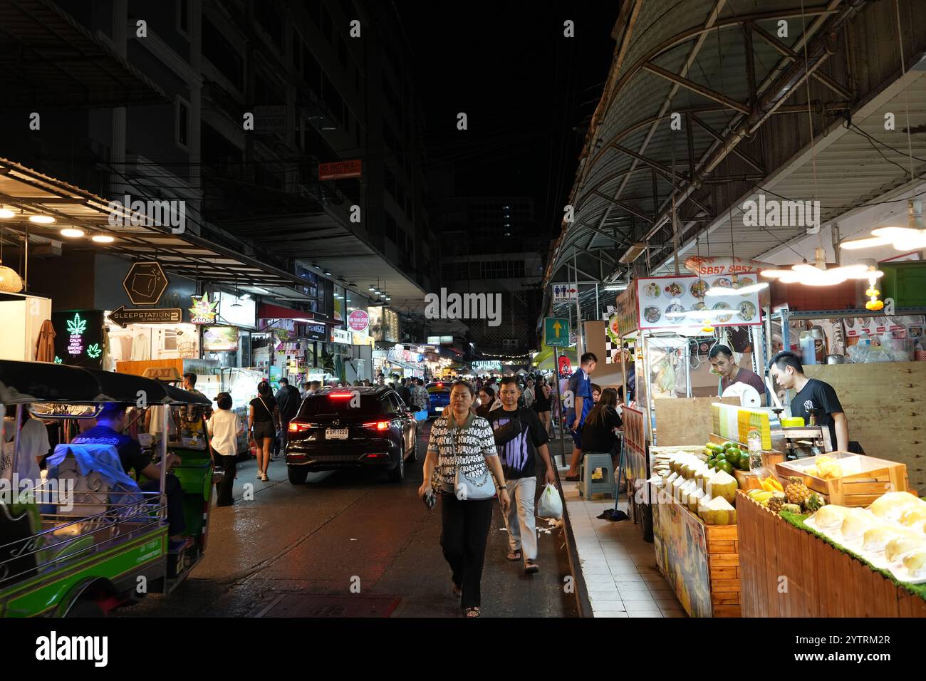 Jakarta, Indonésie- 22 novembre 2024 : marché nocturne de Pratunam. Le marché offre une variété de stands de nourriture et de vente de marchandises pour les touristes. Banque D'Images