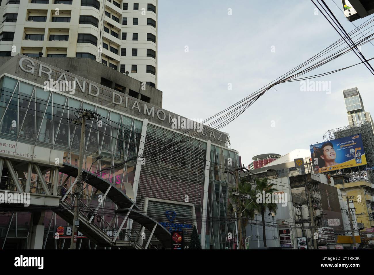 Bangkok, Thaïlande - 28 novembre 2024 : vue de façade du Grand Diamond Plaza à Bangkok, Thaïlande. célèbre pour les acheteurs avec la mode et les vêtements bon marché Banque D'Images