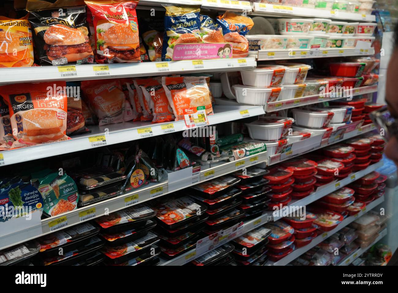 Bangkok, Thaïlande - 28 novembre, 2024 : variété de Thaïlande 7Eleven célèbre nourriture prête à manger. Hamburgers, saucisses, boulettes de poulet et boulettes de poisson en 7-Eleven T. Banque D'Images