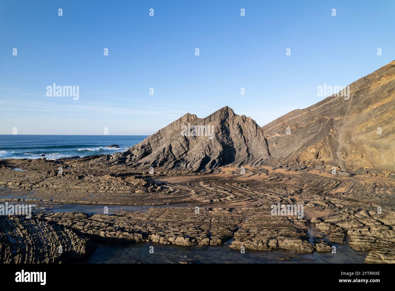 Vue sur la mer de Praia de Amoreira (plage d'Arrifana), située à Aljezur, Costa Vicentina, Algarve, Portugal. Banque D'Images