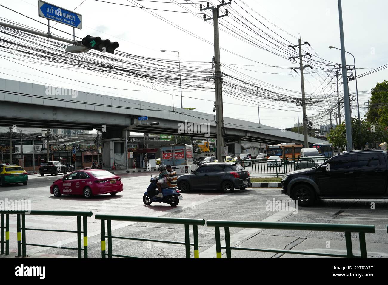 Bangkok, Thaïlande - 22 novembre ,2024 : vue panoramique de la circulation routière à Bangkok Banque D'Images
