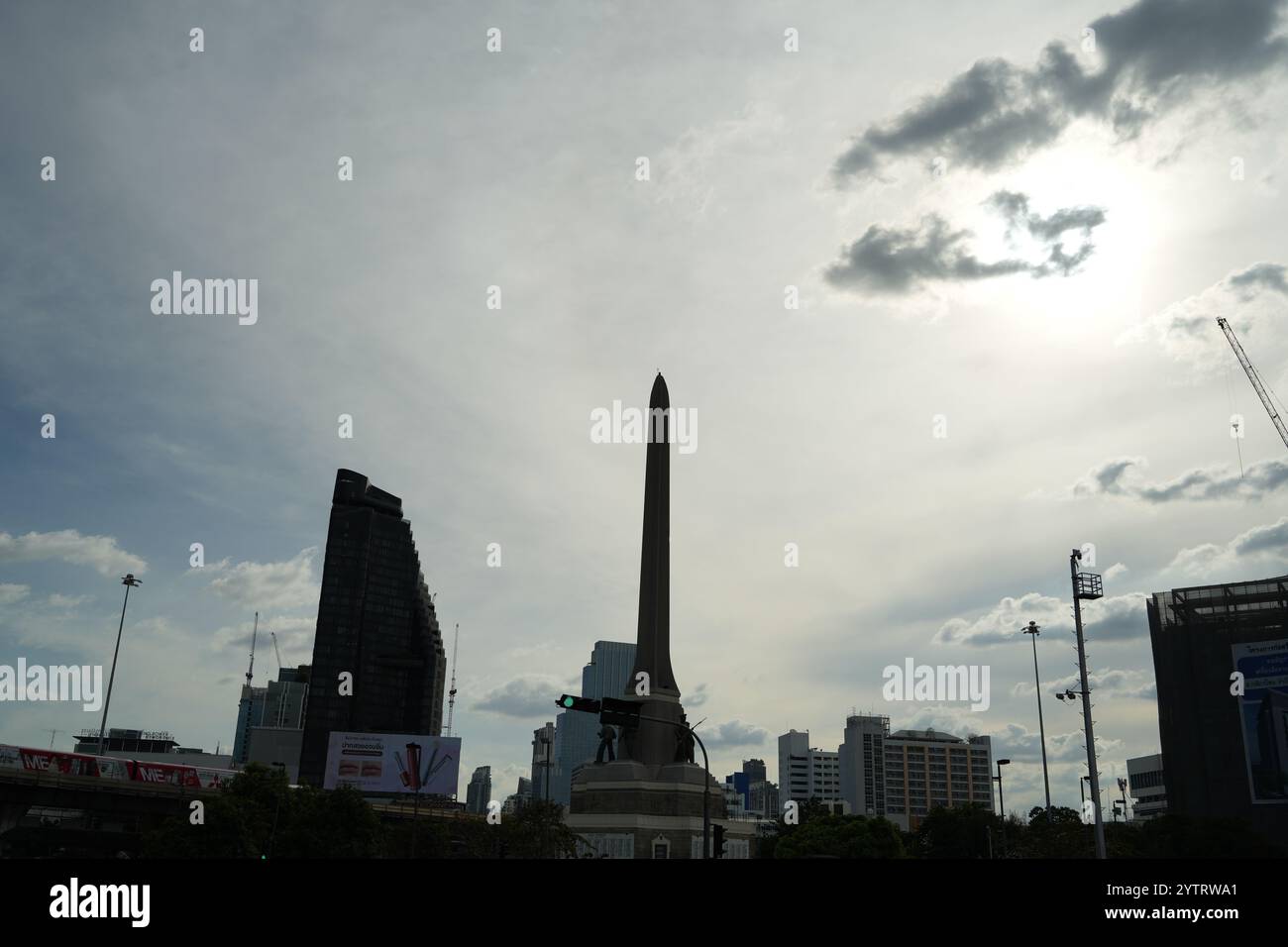 Bangkok, Thaïlande, 27 novembre 2024 : Anusawari Chai Samoraphum, monument de la victoire est un monument de l'obélisque en Thaïlande. Le monument a été érigé en juin 1941 Banque D'Images