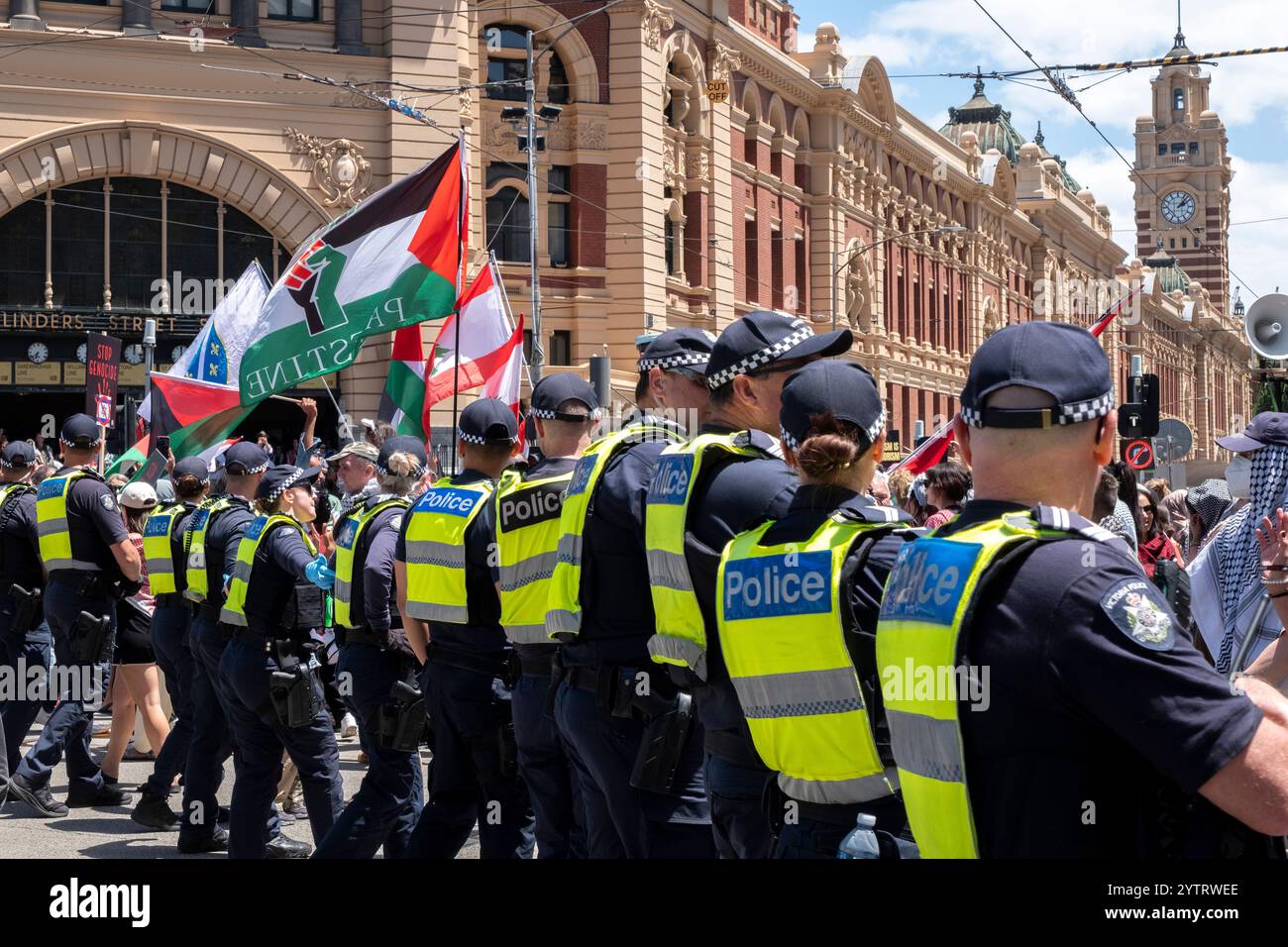 La police forme une barrière humaine lors d'un rassemblement pro-palestinien à Melbourne, Victoria, Australie. Banque D'Images