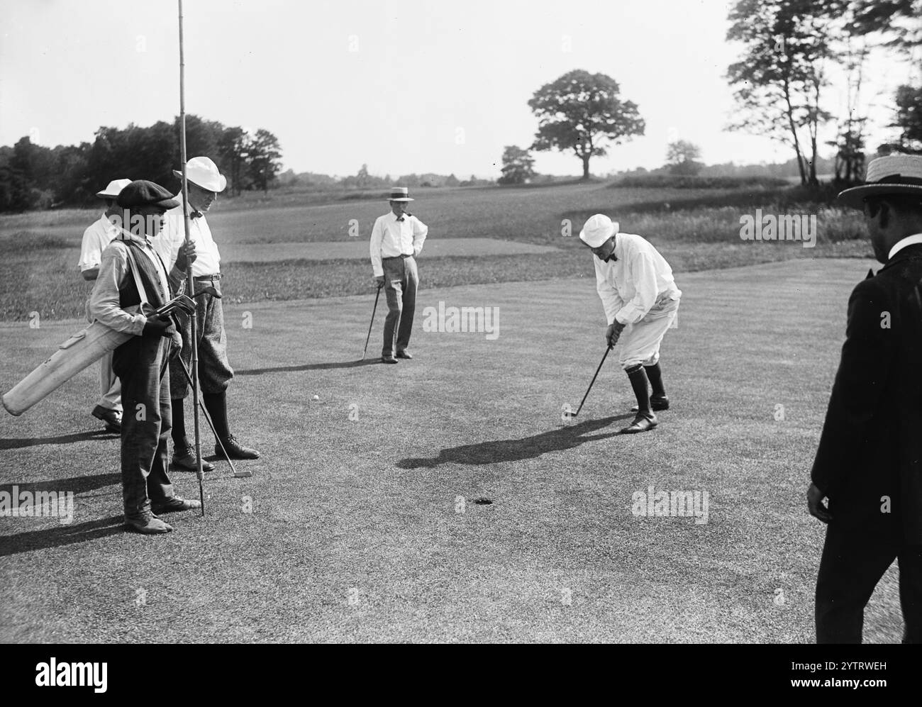 Warren G. Harding, 29e président des États-Unis, jouant au golf entre 1915 et 1923. Banque D'Images