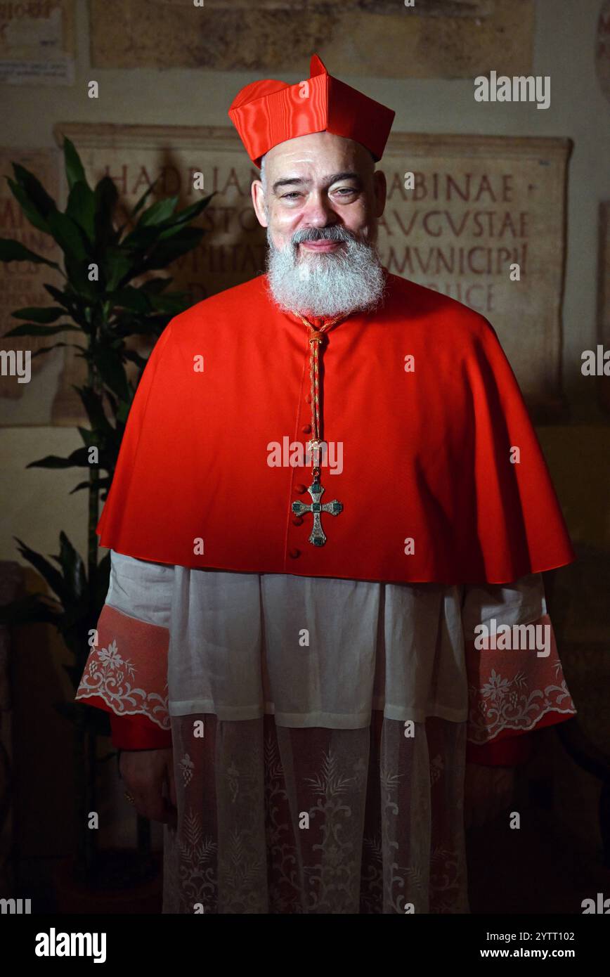 Le nouveau cardinal Dominique Joseph Mathieu (de Belgique, archevêque de Téhéran-Ispahan) pose lors d'une visite de courtoisie suite à sa nomination par le pape François, lors d'une cérémonie de Consistoire pour la création de 21 nouveaux cardinaux le 7 décembre 2024 à la basilique de Pierre au Vatican. Photo : Eric Vandeville/ABACAPRESS. COM Credit : Abaca Press/Alamy Live News Banque D'Images