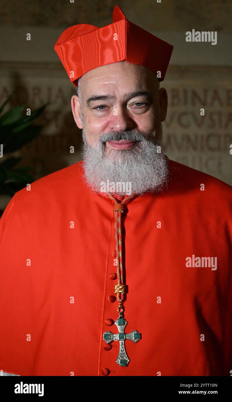 Le nouveau cardinal Dominique Joseph Mathieu (de Belgique, archevêque de Téhéran-Ispahan) pose lors d'une visite de courtoisie suite à sa nomination par le pape François, lors d'une cérémonie de Consistoire pour la création de 21 nouveaux cardinaux le 7 décembre 2024 à la basilique de Pierre au Vatican. Photo : Eric Vandeville/ABACAPRESS. COM Credit : Abaca Press/Alamy Live News Banque D'Images
