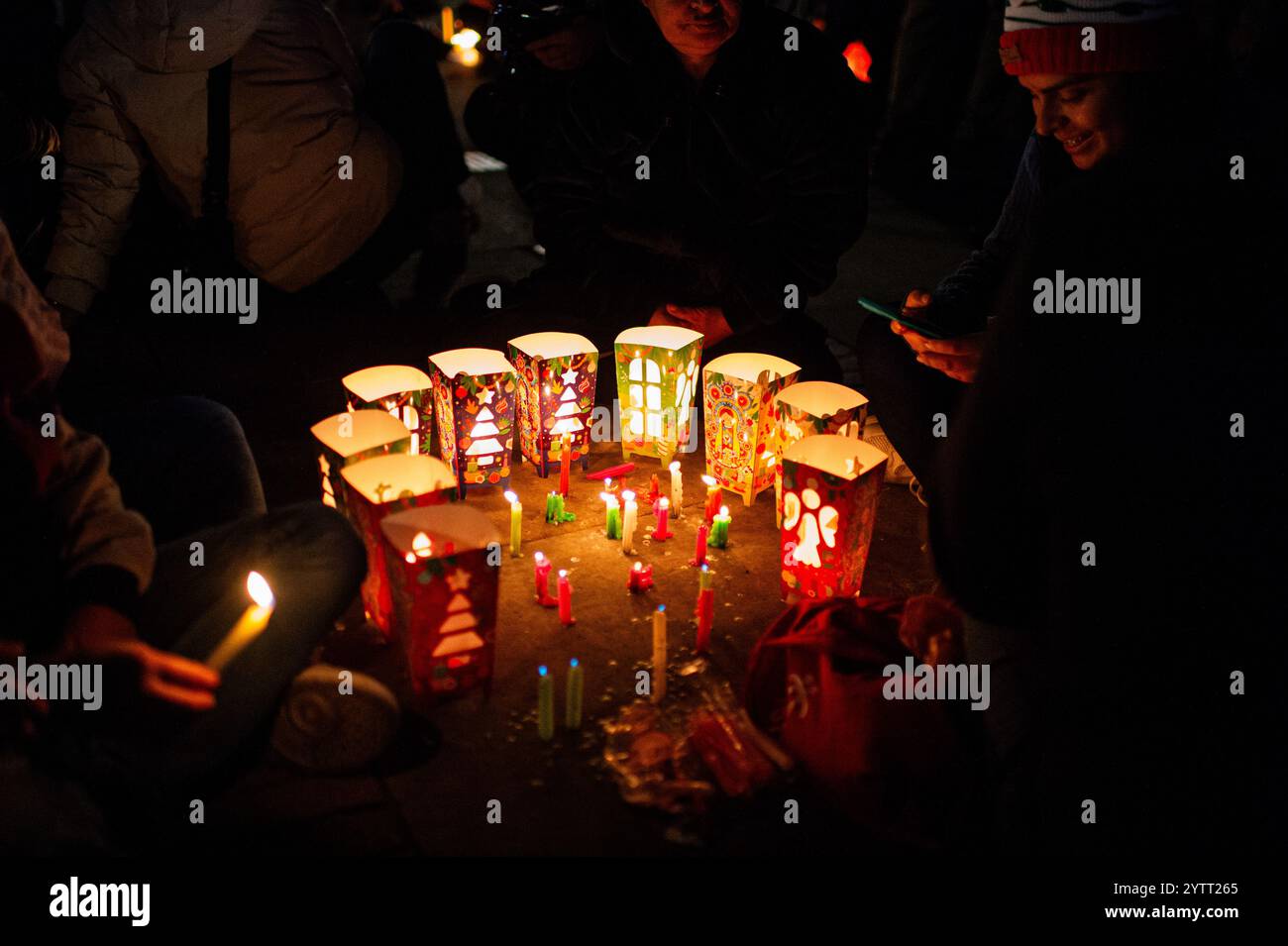 Bogota, Colombie. 07 décembre 2024. Les gens allument des bougies pendant la tradition « Noche de Velitas » qui marque le début de la saison de noël à Bogota Plaza de Bolivar le 7 décembre 2024, à Bogota, en Colombie. Les gens en Colombie célèbrent le début de la saison de noël en célébrant une nuit allumant des bougies comme une tradition. Photo par : Sebastian Barros/long Visual Press crédit : long Visual Press/Alamy Live News Banque D'Images