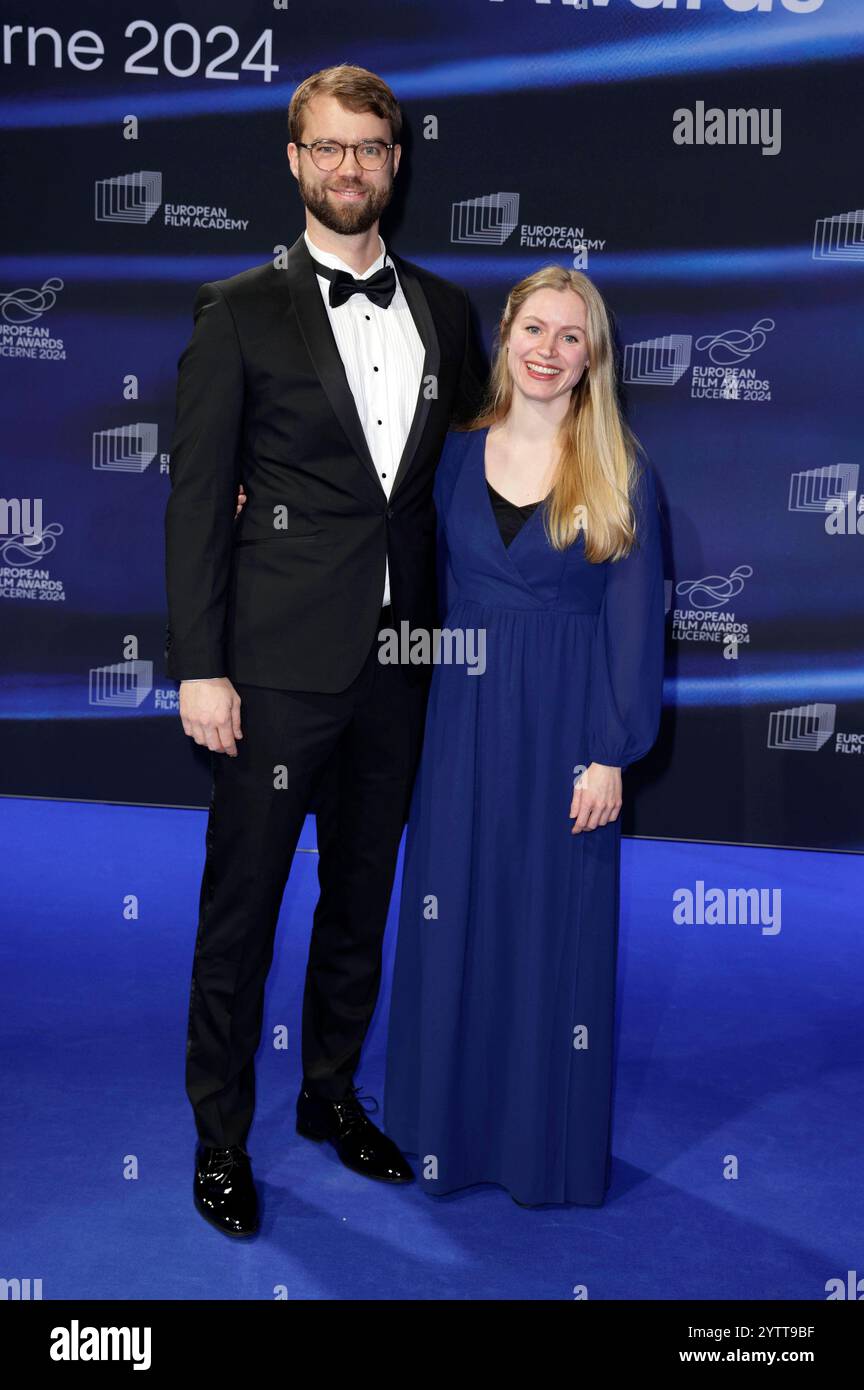 Benjamin Ree mit Begleitung BEI der Verleihung des 37. Europäischen Filmpreises 2024 im Kultur- und Kongresszentrum Luzern. Lucerne, 07.12.2024 *** Benjamin Ree accompagné de son compagnon lors de la présentation 37 des European film Awards 2024 au Lucerne culture and Convention Center Lucerne, 07 12 2024 Foto:xs.xGabschx/xFuturexImagex efa 4237 Banque D'Images