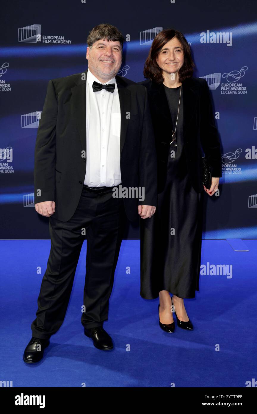 Nicolas Burlet mit Begleitung BEI der Verleihung des 37. Europäischen Filmpreises 2024 im Kultur- und Kongresszentrum Luzern. Lucerne, 07.12.2024 *** Nicolas Burlet accompagné de son compagnon lors de la présentation 37 des European film Awards 2024 au Lucerne culture and Convention Center Lucerne, 07 12 2024 Foto:xS.xGabschx/xFuturexImagex efa 4242 Banque D'Images