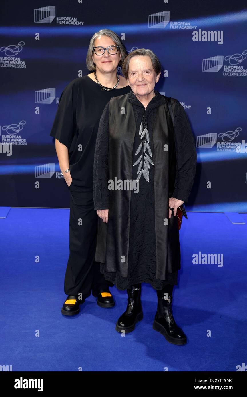 Agnieszka Holland mit Tochter Katarzyna Adamik BEI der Verleihung des 37. Europäischen Filmpreises 2024 im Kultur- und Kongresszentrum Luzern. Lucerne, 07.12.2024 *** Agnieszka Holland avec sa fille Katarzyna Adamik lors de la remise des 37 European film Awards 2024 au Lucerne culture and Convention Center Lucerne, 07 12 2024 Foto:xS.xGabschx/xFuturexImagex efa 4289 Banque D'Images