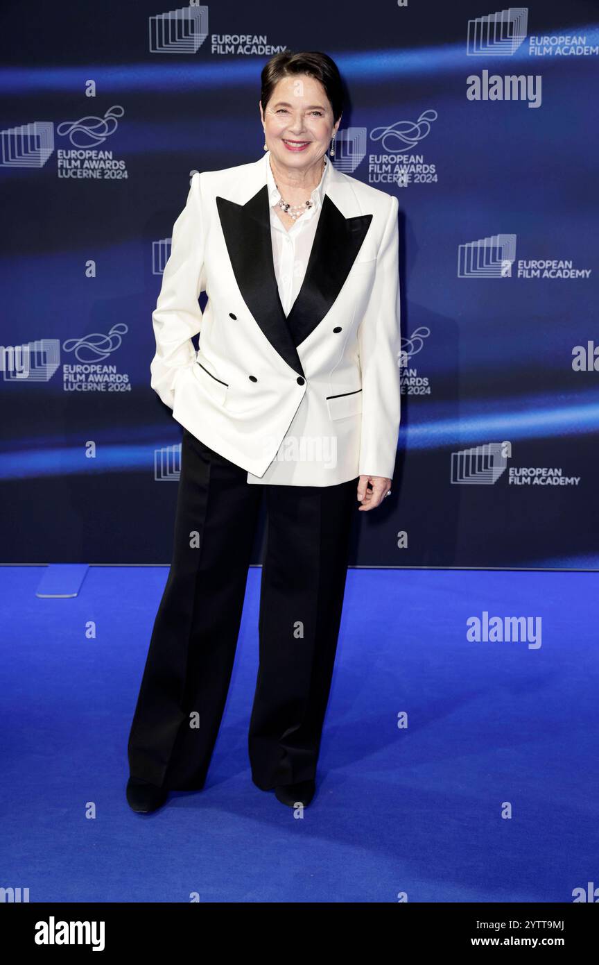 Isabella Rossellini BEI der Verleihung des 37. Europäischen Filmpreises 2024 im Kultur- und Kongresszentrum Luzern. Lucerne, 07.12.2024 *** Isabella Rossellini lors de la présentation 37 des European film Awards 2024 au Lucerne culture and Convention Center Lucerne, 07 12 2024 Foto:xs.xGabschx/xFuturexImagex efa 4284 Banque D'Images