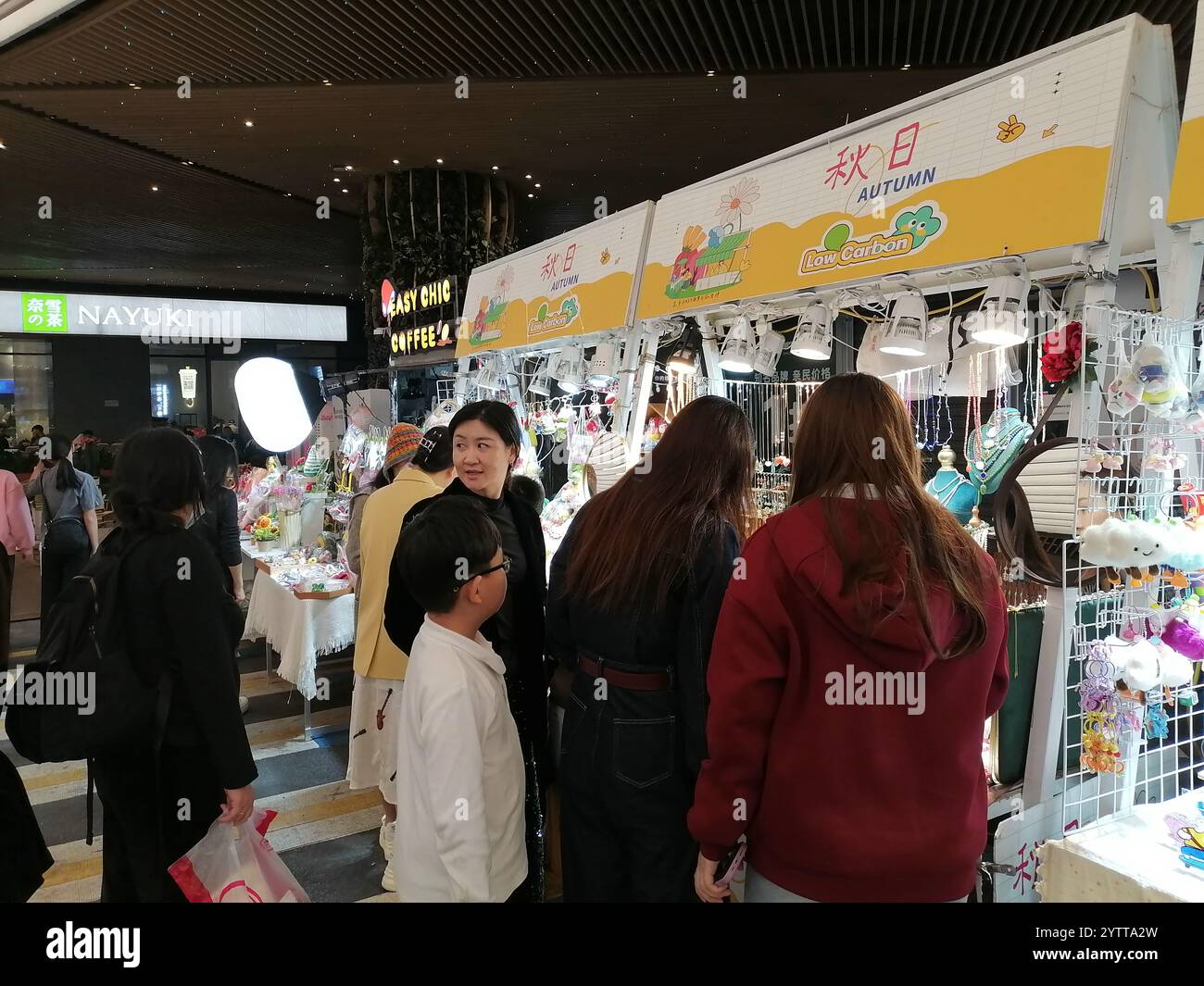 Shenzhen, Chine : les étals du marché nocturne offrent de la nourriture et des divertissements, attirant les touristes à faire des achats Banque D'Images