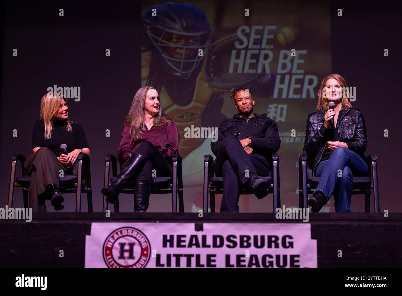 Healdsburg, États-Unis. 07 décembre 2024. 'SEE HER BE HER', un documentaire sur le baseball féminin, réalisé et produit par le photographe acclamé Jean Fruth, est projeté au Raven Performing Arts Theater à Healdsburg, Calif, le 7 décembre 2024. Un panel avec (de gauche à droite) Jean Fruth, Julie Croteau, Tamara Holmes et Alex Oglesby se déroule après la projection du film. (Photo de Penny Collins/NurPhoto) crédit : NurPhoto SRL/Alamy Live News Banque D'Images