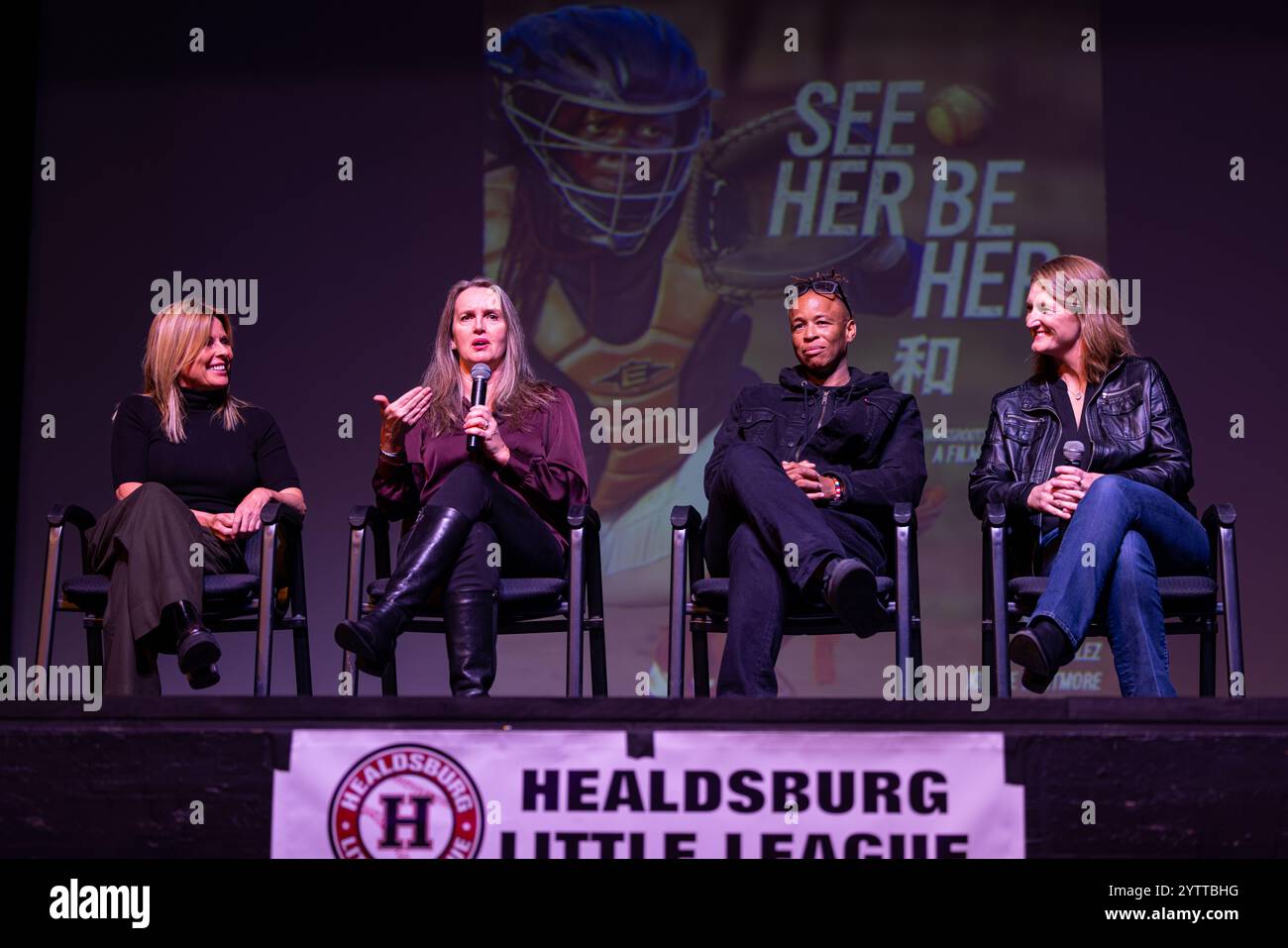 Healdsburg, États-Unis. 07 décembre 2024. 'SEE HER BE HER', un documentaire sur le baseball féminin, réalisé et produit par le photographe acclamé Jean Fruth, est projeté au Raven Performing Arts Theater à Healdsburg, Calif, le 7 décembre 2024. Un panel avec (de gauche à droite) Jean Fruth, Julie Croteau, Tamara Holmes et Alex Oglesby se déroule après la projection du film. (Photo de Penny Collins/NurPhoto) crédit : NurPhoto SRL/Alamy Live News Banque D'Images