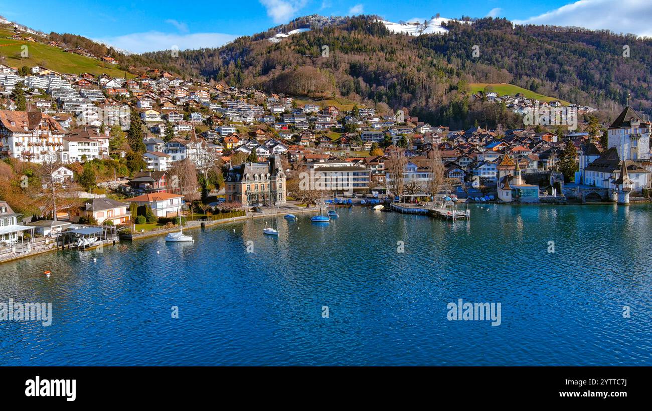 Magnifique village au bord du lac en Suisse entouré de paysages alpins, d'une architecture suisse traditionnelle et d'eaux bleues sereines. Nature et culture. Banque D'Images