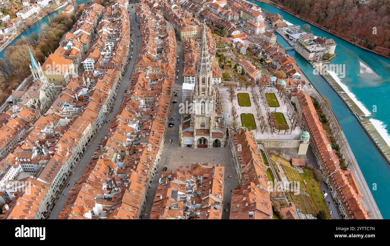Superbe photo aérienne de la vieille ville médiévale de Berne avec l'emblématique cathédrale de Münster, les toits rouges, les rues pavées et l'Aar. Banque D'Images