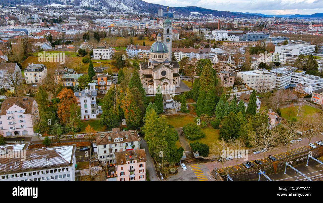 Superbe vue aérienne de l'église historique entourée d'une végétation luxuriante et d'une architecture charmante à Zurich, Suisse. Instantané parfait héritage suisse Banque D'Images