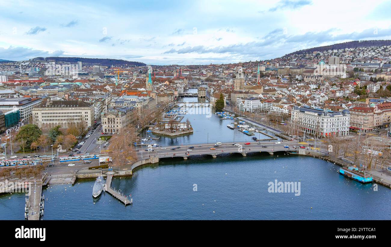 Vue aérienne à couper le souffle sur la vieille ville historique de Zurich, la rivière Limmat, les ponts emblématiques, l'architecture suisse époustouflante. La plus grande ville de Suisse. Banque D'Images