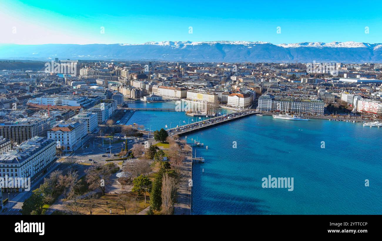 Vue aérienne à couper le souffle de Genève, Suisse, mettant en valeur le lac Léman, les ponts emblématiques et les majestueuses Alpes au loin. Un mélange parfait de ville Banque D'Images
