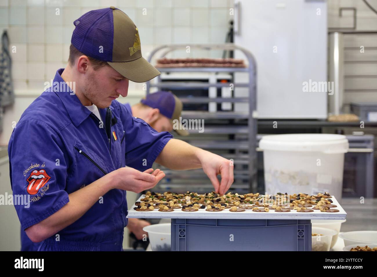 Les gens fabriquent des chocolats belges de luxe dans la cuisine de la boutique étoilée Michelin Chocolate Line à Anvers, en Belgique Banque D'Images